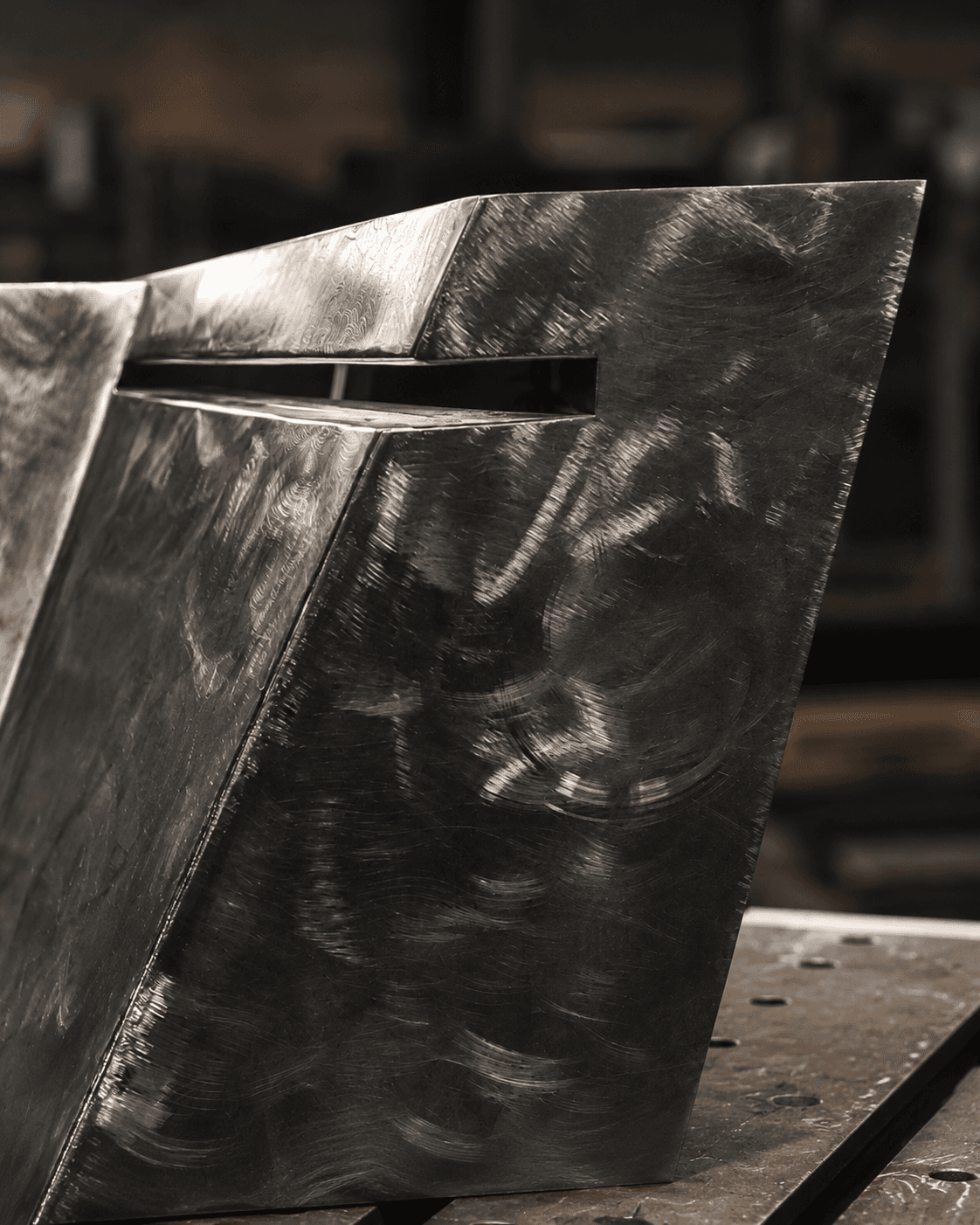 BLACK SHELL GLASS TABLE - geometryczny stolik stalowy ze szklanym blatem
