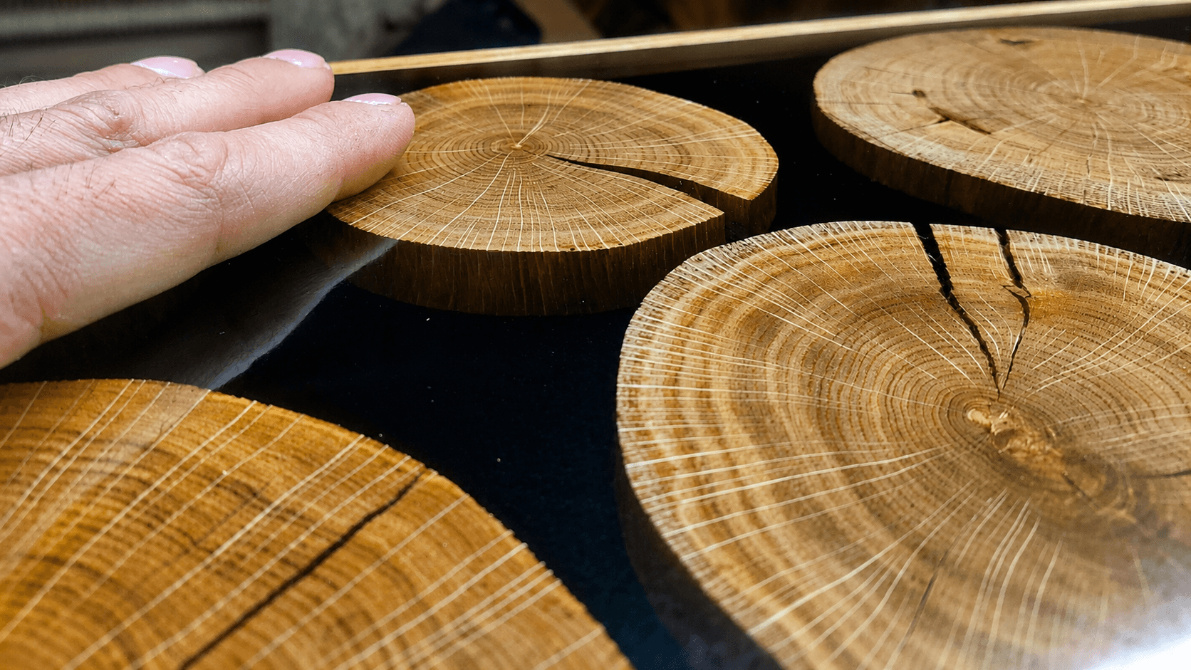 OAK RINGS CONSOLE — dębowa toaletka z blatem z żywicy