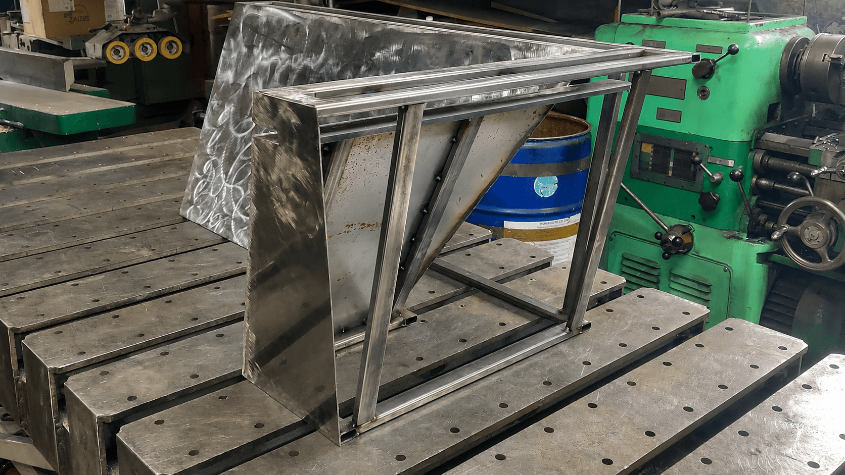 BLACK SHELL GLASS TABLE - geometryczny stolik stalowy ze szklanym blatem