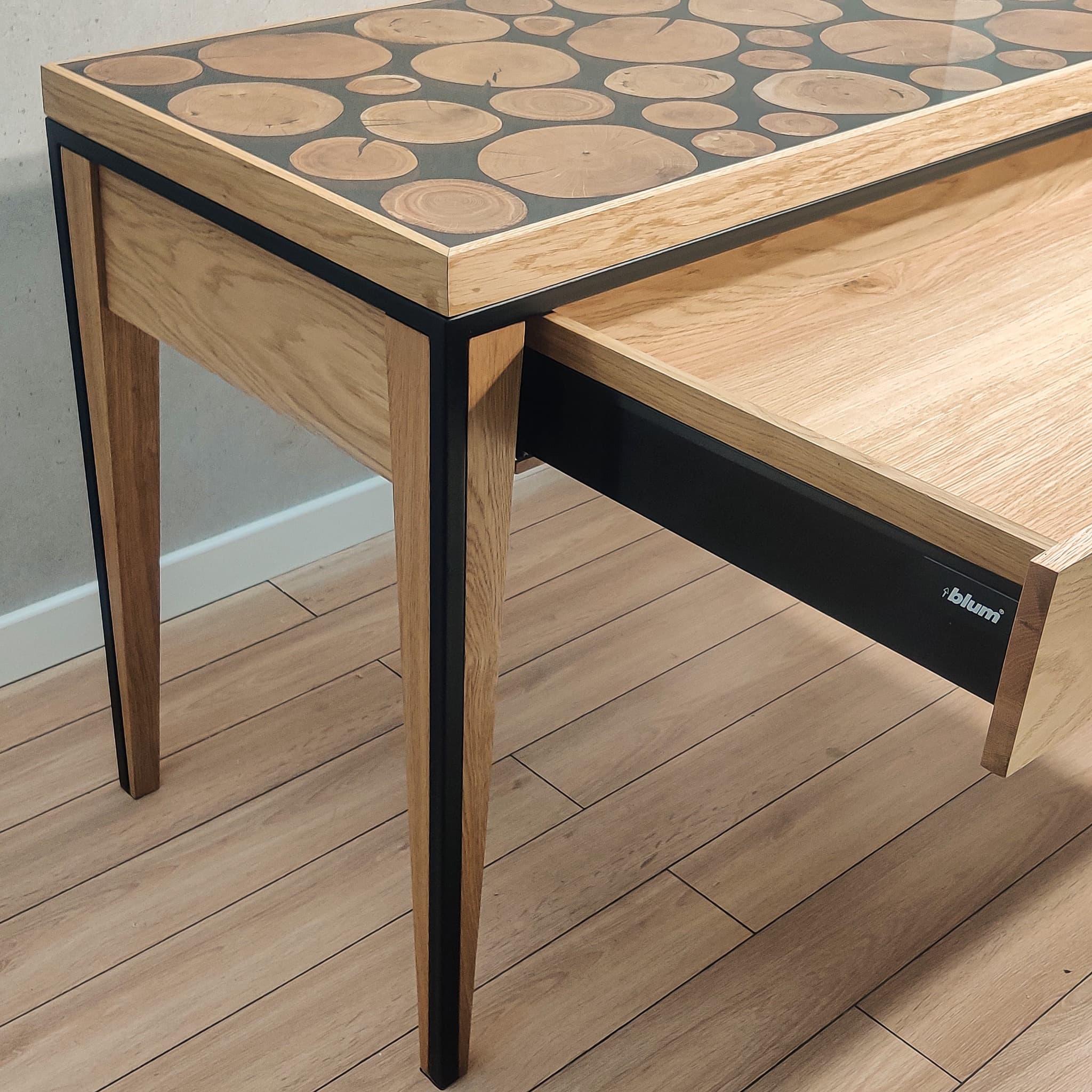 OAK RINGS CONSOLE — dębowa toaletka z blatem z żywicy